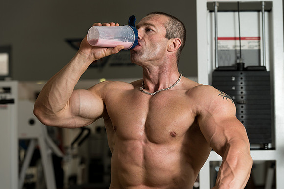 muscle-man-drinking-protein-shake